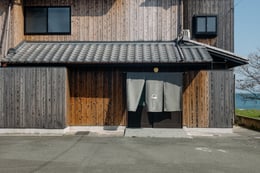 https://images.microcms-assets.io/assets/a061b71b7a084ccfa781f19d8659cbbd/c092b859dd1a497880a9c18223d41344/Usagiya_facade02_retouch.jpg