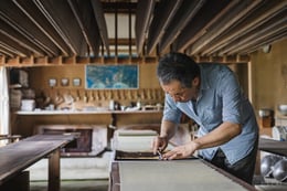 https://images.microcms-assets.io/assets/a061b71b7a084ccfa781f19d8659cbbd/e465cdc4eb734a04a217b216f4ba635d/en_kameya-matsubaranobuo_from_slug.jpg