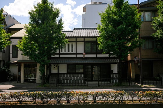 https://storage.otonami.jp/images%2Fen_the-tea-crane_sub_3_0345d488.jpg?alt=media
