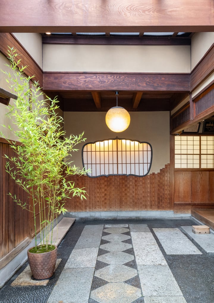 [Experiential Stay] Experience Authentic Kyoto Hospitality at Historic Hiiragiya Ryokan and an Evening of Cultural Entertainment with a Geisha