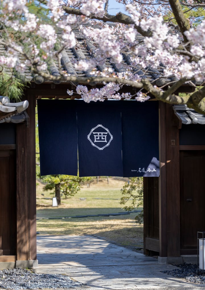 [Experiential Stay] A Classic Modern Onomichi Ryokan Stay with a Premium Trifecta of Tradition: Sake Brewing, Soy Sauce Brewing, plus Tea and Zen at a Temple Museum