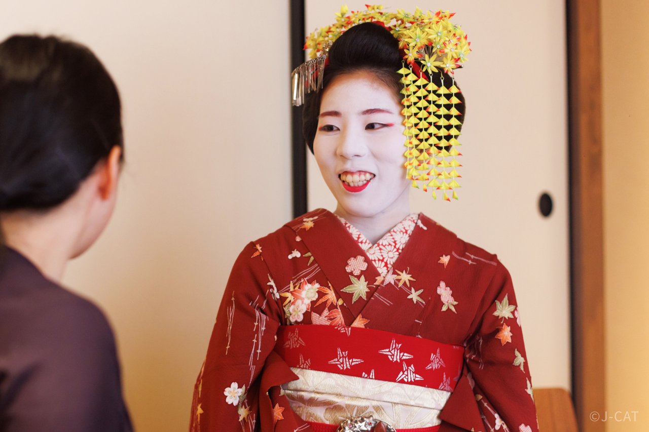 Maiko Tea and Entertainment with Behind-the-Scenes Insights