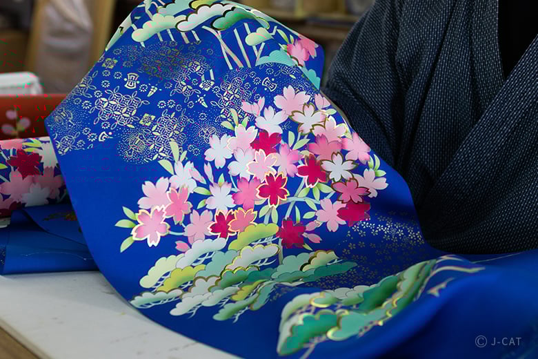 Kimono Workshop Tour & Uchikake Hands-on Experience with