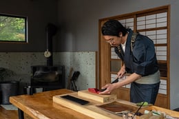 https://images.microcms-assets.io/assets/a061b71b7a084ccfa781f19d8659cbbd/fc97bffa0f0d4a99adbdf5b5cb01675d/en_kazuhiko-tajima-hakone_SL_03.jpg
